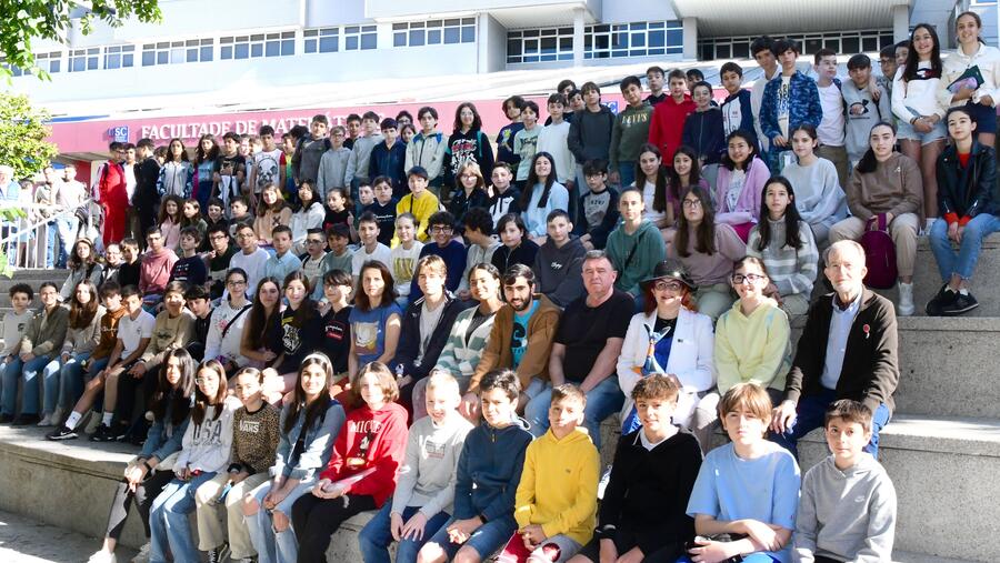 Foto de familia de participantes do curso pasado na Facultade de Matemáticas xunto con parte do equipo organizador. Foto: Santi Alvite
