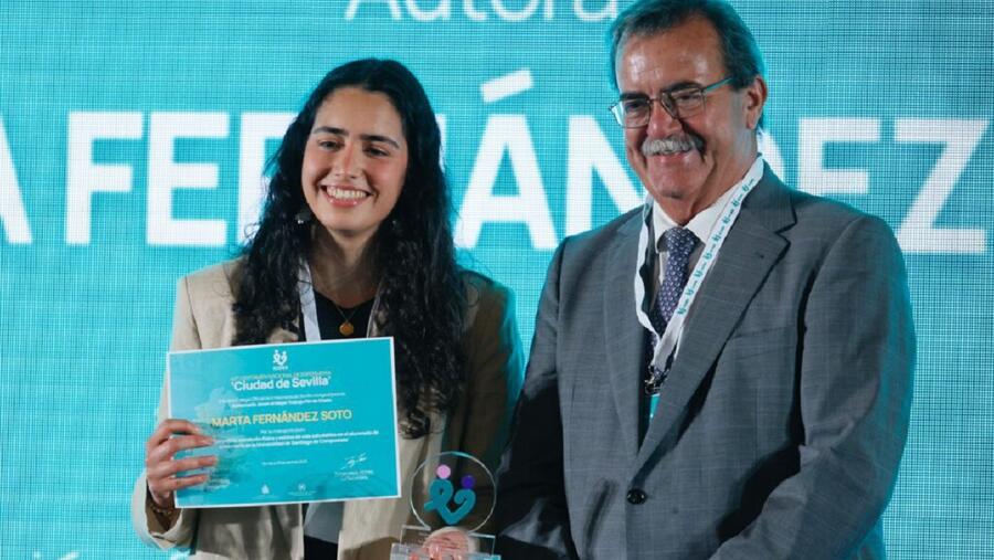 Marta Fernández posando co diploma acreditativo