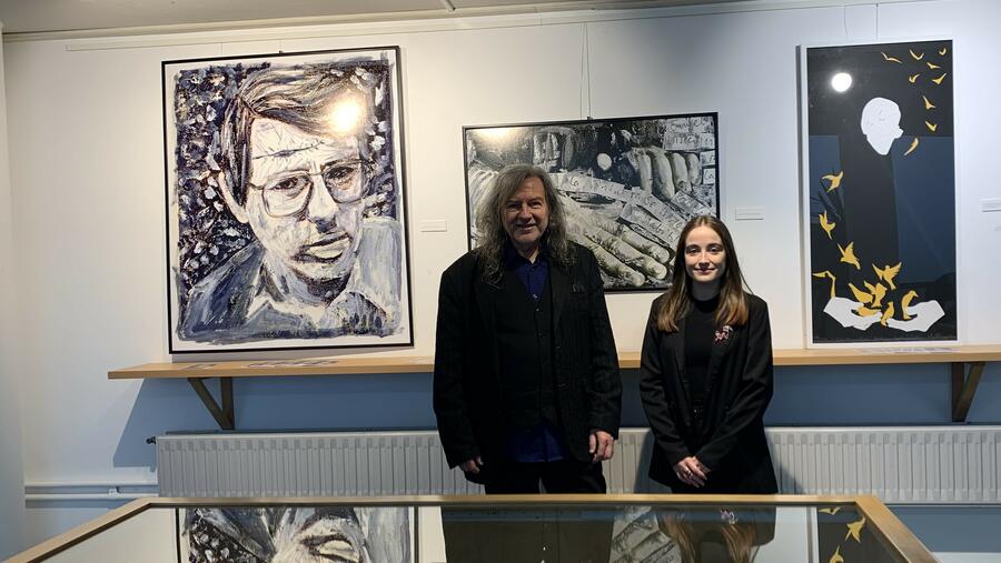 Claudio Rodríguez Fer e Laura Paz Fentanes xunto a retratos de Valente