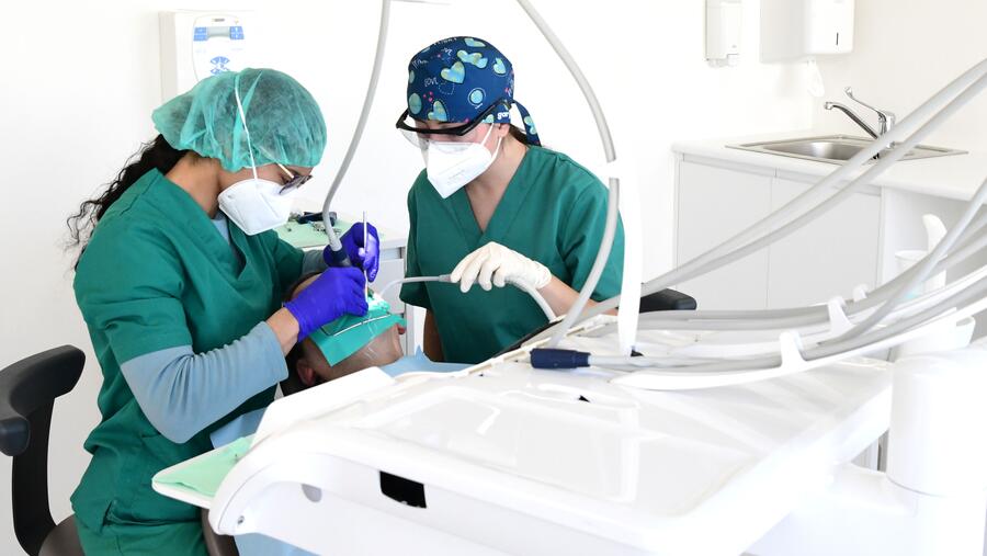 O material informativo que se distribuirá foi confeccionado polo estudantado e inclúe información sobre cancro oral e alteracións potencialmente malignas. Imaxe de arquivo dunha clase práctica de Odontoloxía. FOTO: Santi Alvite