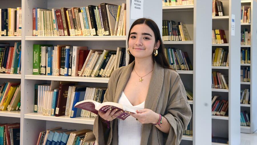 Lara Castro na biblioteca de Ciencias da Educación. FOTO: Santi Alvite