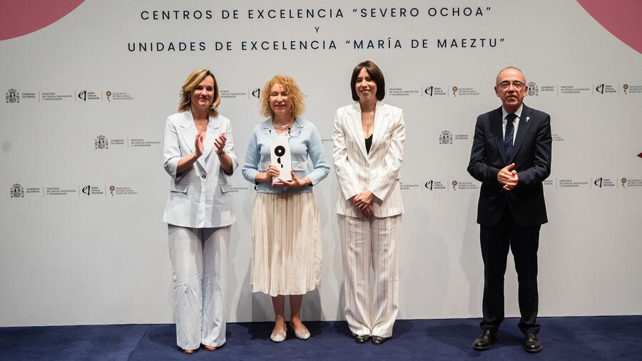 Mabel Loza recolleu de mans da ministra a acreditación do CiMUS como Unidade de Excelencia María de Maeztu. Foto: Ministerio de  Ciencia, Innovación e Universidades