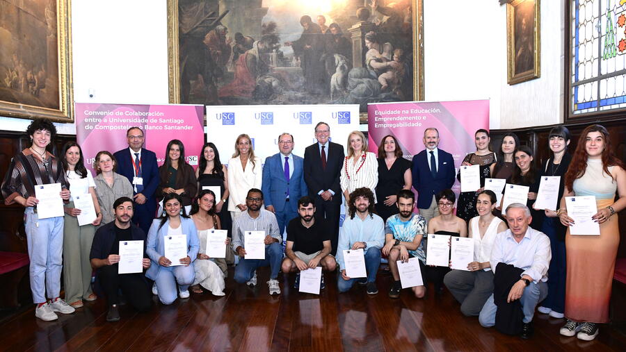 Foto de grupo do estudantado becado coas autoridades. Foto: Santi Alvite