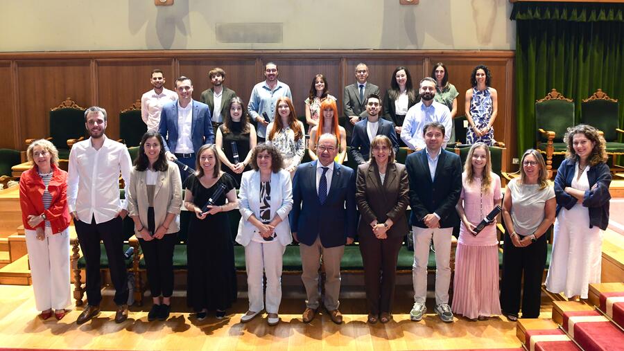 As persoas premiadas xunto coa autoridades académicas que interviñeron no acto de entrega. Foto: Santi Alvite