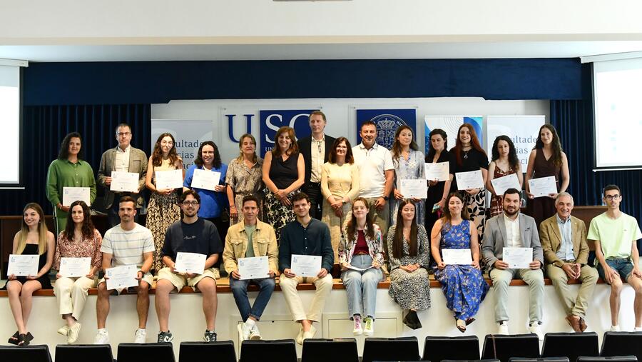 Foto de grupo das persoas premiadas coas autoridades. Foto: Santi Alvite