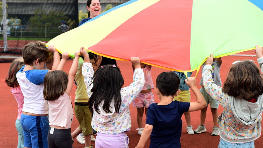 A rapazada xogando esta mañá no estadio de atletismo universitario. Foto: Santi Alvite