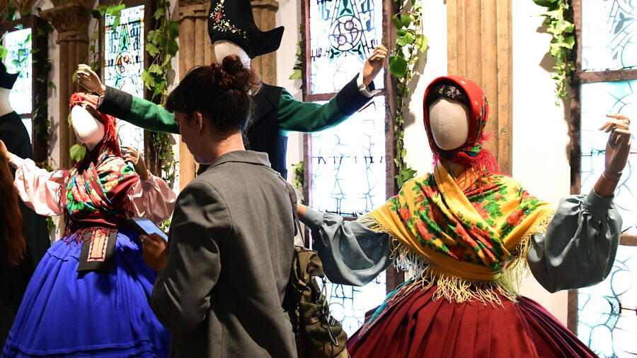 Visitar 'Traxes e cores de Galiza. A identidade nacional na plástica de Castelao' é unha oportunidade para redescubrir a obra de Castelao como riqueza da indumentaria tradicional galega. FOTO: Santi Alvite