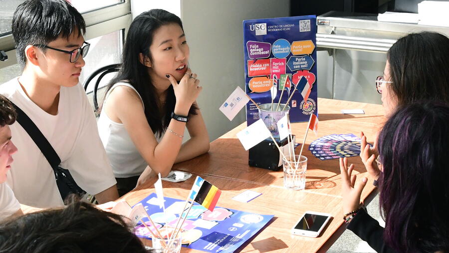 A USC convoca tamén para o 1º semestre do ano académico 2025-2026, cursos de lingua galega para non galego falantes. Imaxe de arquivo de estudantado nunha actividade organizada polo CLM. FOTO: Santi Alvite