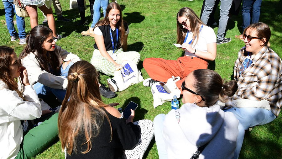 O apoio ao estudantado que estea cursando no seu instituto o Bacharelato STEMbach é un dos cometidos. Foto: Santi Alvite