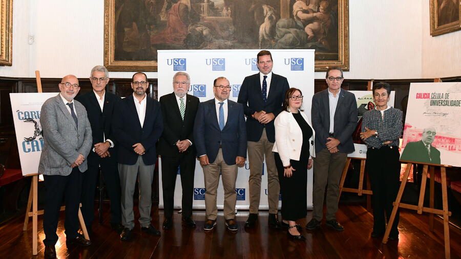 Foto de grupo das autoridades coas persoas que dirixirán as cátedras. Foto: Santi Alvite