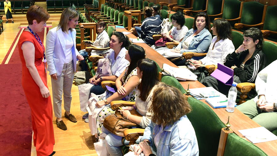 A vicerreitora e a elegada do reitor para A Ponte conversando con responsables de centros de ensino medio. Foto: Santi Alvite