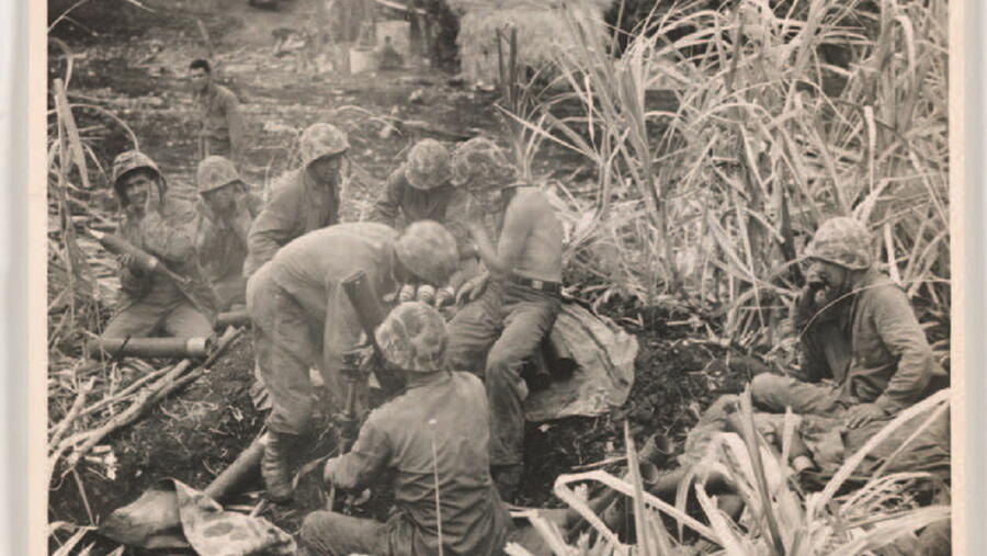 Marines cun morteiro de 81 mm en acción en Saipan