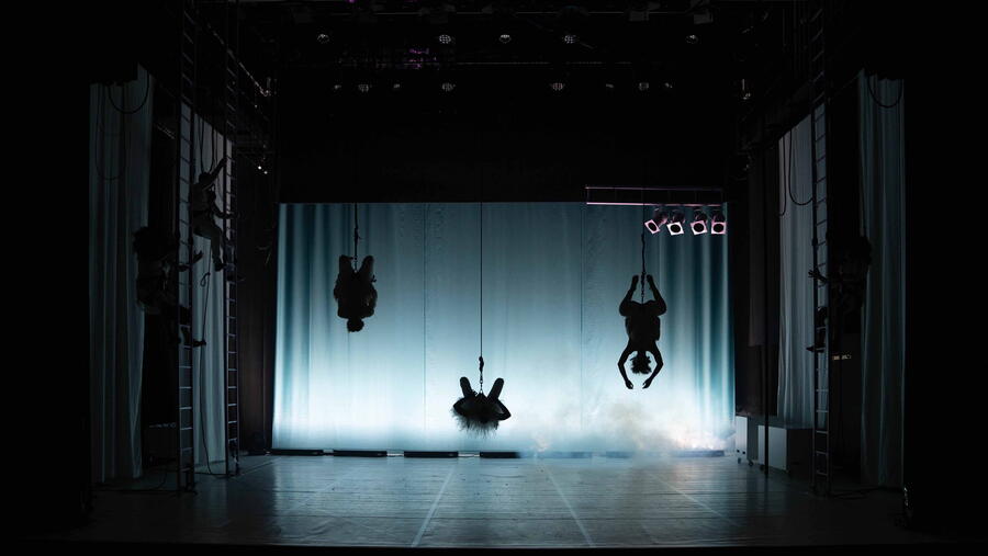 O programa de Faísca Cultural ‘Matemáticas contra o fascismo: a serie clopen’ xira, nunha ocasión máis, arredor dunha produción do Centro Dramático Galego. FOTO: CDG