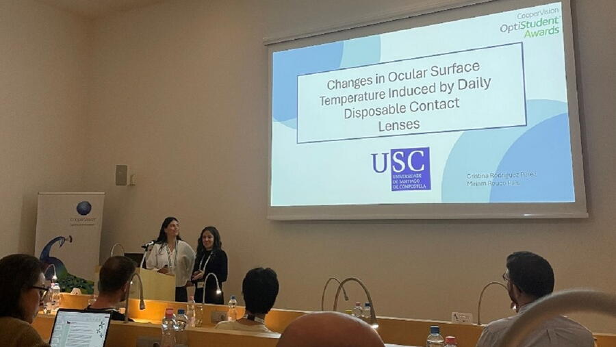 Miriam Rouco e Cristina Rodríguez presentando o seu traballo en Budapest