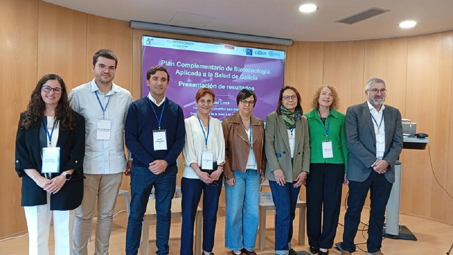 Foto de grupo da presentación no CiMUS da Quimioteca Pública Española