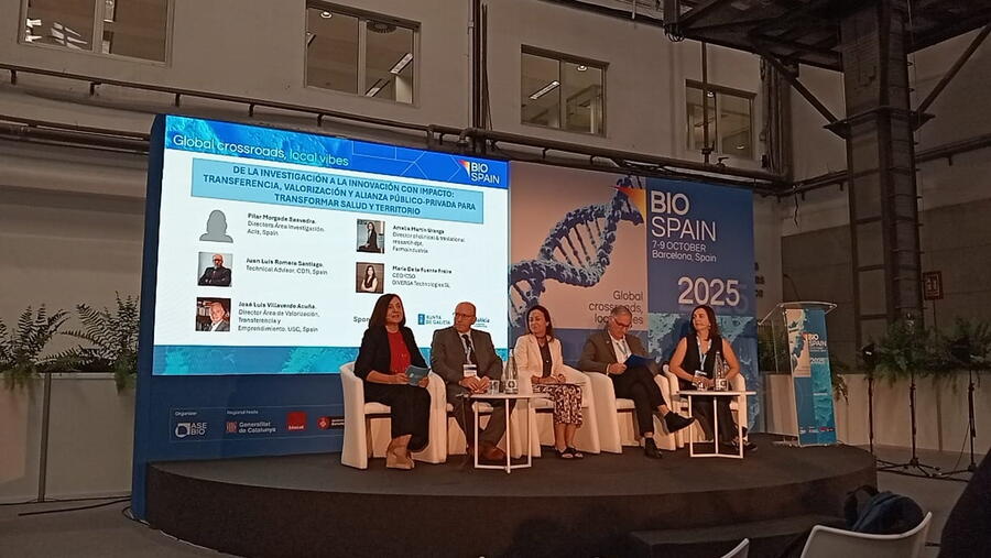 José Luis Villaverde (segundo pola dereita), director da Área de Valorización, Transferencia e Emprendemento da USC (AVTE), participou nunha mesa redonda sobre transferir coñecemento, poñelo en valor e sobre o papel que xoga a alianza publico-privada para transformar saúde e territorio