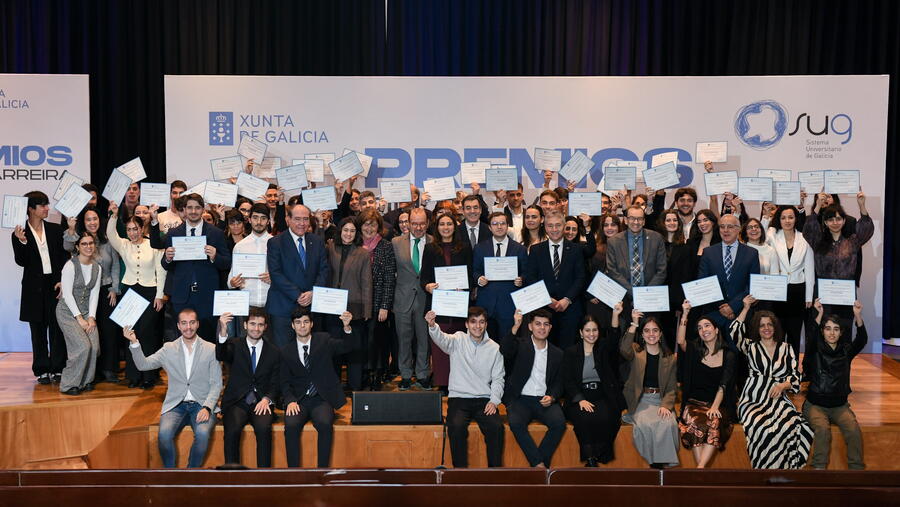 Foto de familia de autoridades e persoas premiadas. FOTO: Mónica Arcay - Xunta 