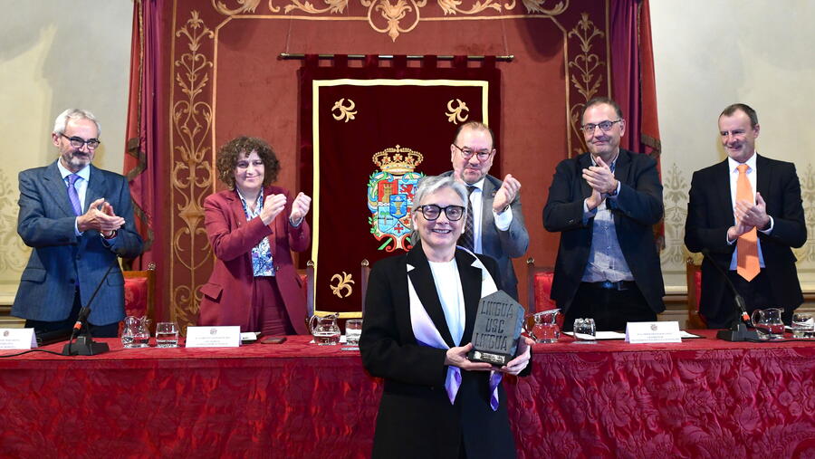 A profesora Losada recolleu o galardón nun acto que tivo lugar no Paraninfo. FOTO: Santi Alvite