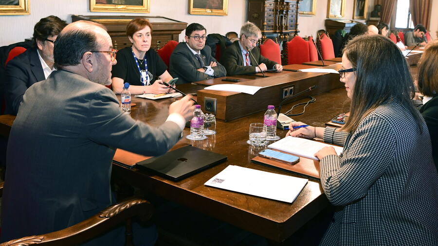 O Consello de Goberno aproba o convenio para a descentralización da docencia de Medicina