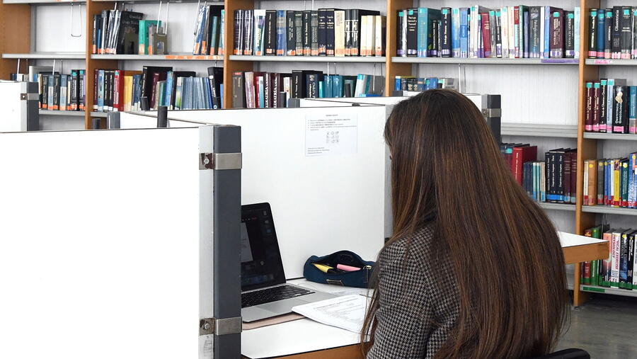 Fornecer o estudantado de habilidades, actitudes e condutas para acceder a información de calidade é o obxectivo dos cursos. Foto: Santi Alvite