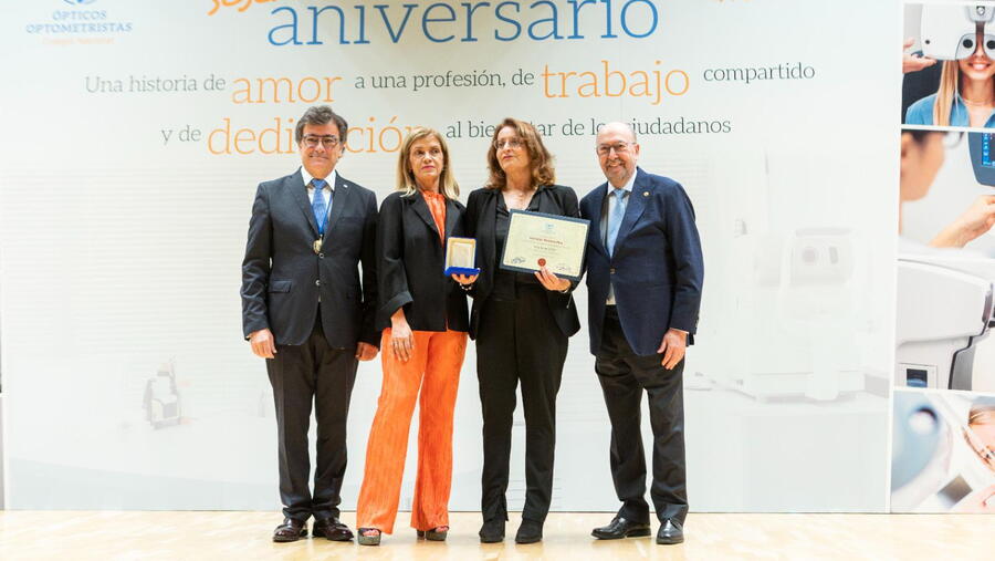 Eva Yebra-Pimentel recollendo a medalla. Foto: Colexio de Ópticos-Optometristas