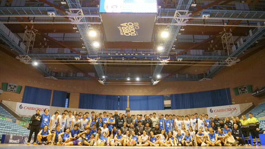 Foto de familia con todas as persoas participantes