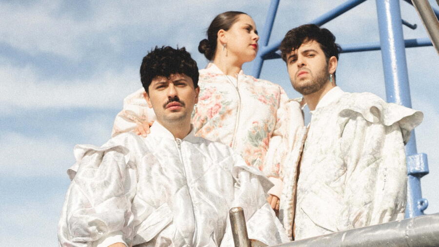 A proposta da banda parte das recollidas, un traballo feito coa colaboración de moitas mulleres e homes que desinteresadamente contribúen a preservar a riqueza da música e da tradición.