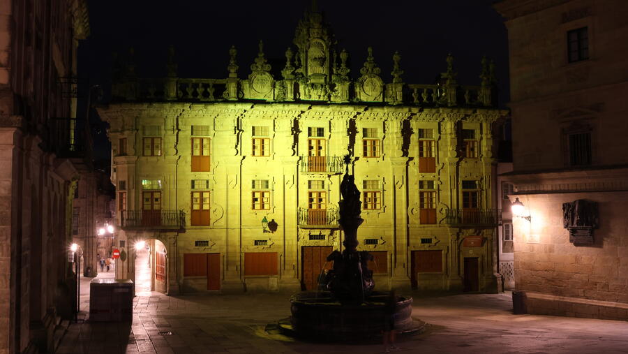 Fachada da Casa do Cabildo, piloto real do traballo, iluminado coa luz CromaLux