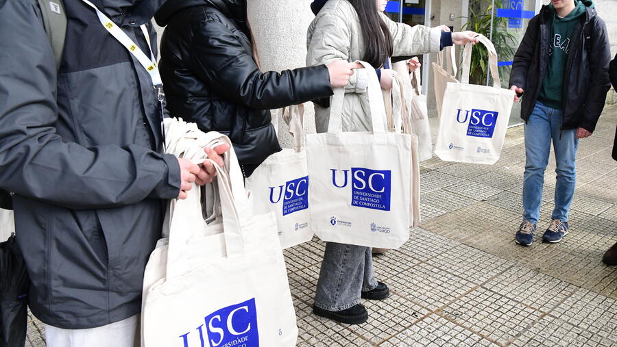 Estudantado participando nos Encontros na Zona USC. FOTO: Santi Alvite