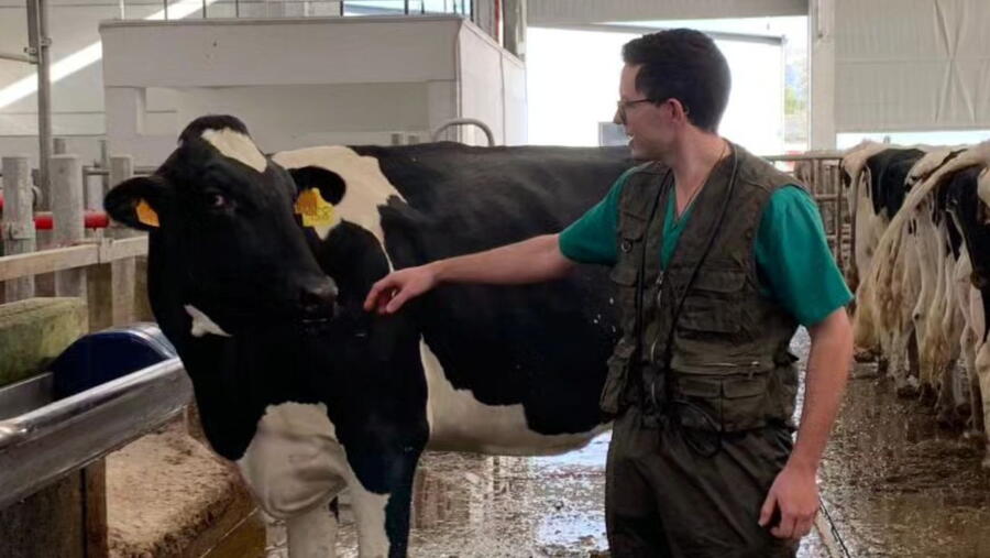 Jacobo Álvarez, nunha explotación na que leva a cabo o seu traballo de investigación.