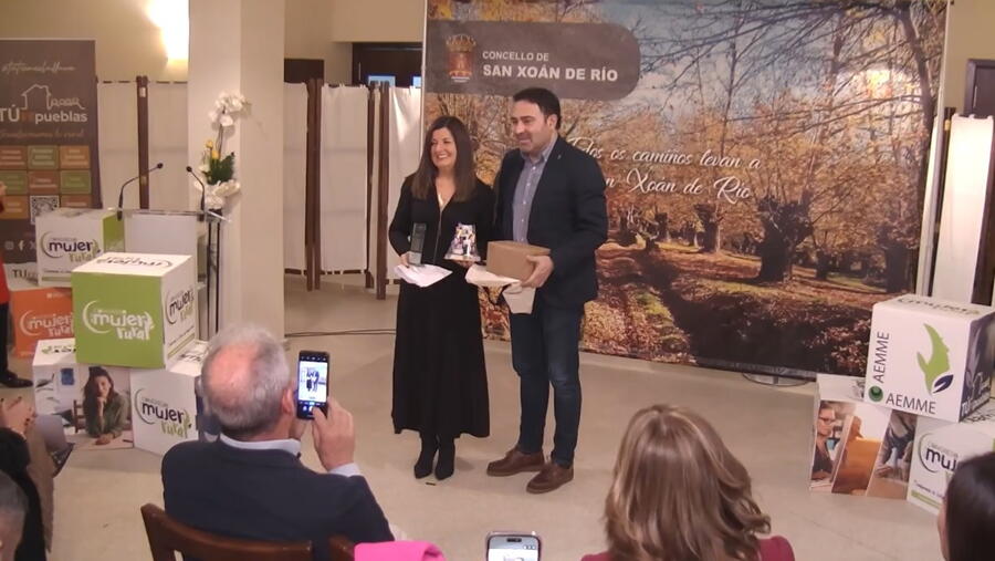 A profesora Romero na recollida do galardón