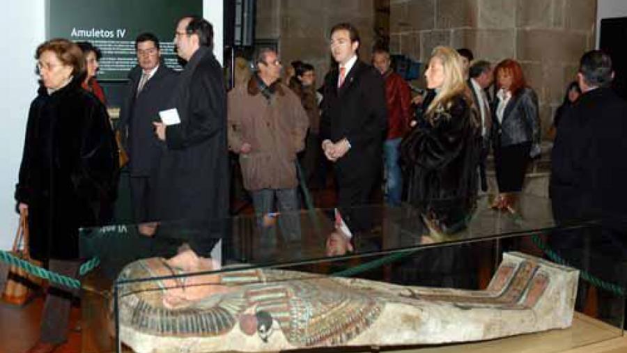 O reitor da USC inaugurou na Igrexa universitaria a exposición Vida e morte no Antigo Exipto. Da arte Faraónica ao Faro de Alexandría
