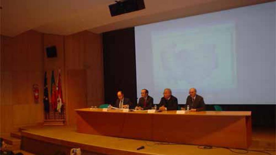 Na inauuración do curso Integración e desenvolvemento eurorrexional participaron, de esquerda a dereita, o profesor Carlos Ferrás; o reitor Senén Barro; o vicerreitor da Universidade do Minho,...