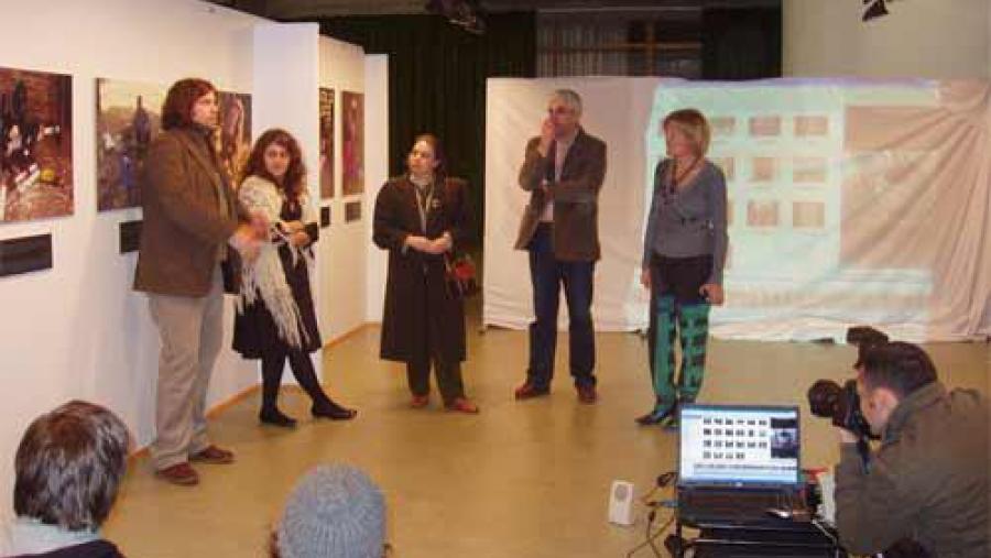 O fotógrafo Xurxo Ayán e a organizadora da exposición Sonia García (primeiros pola esquerda) na inauguración da mostra Onde as rúas non teñen nome