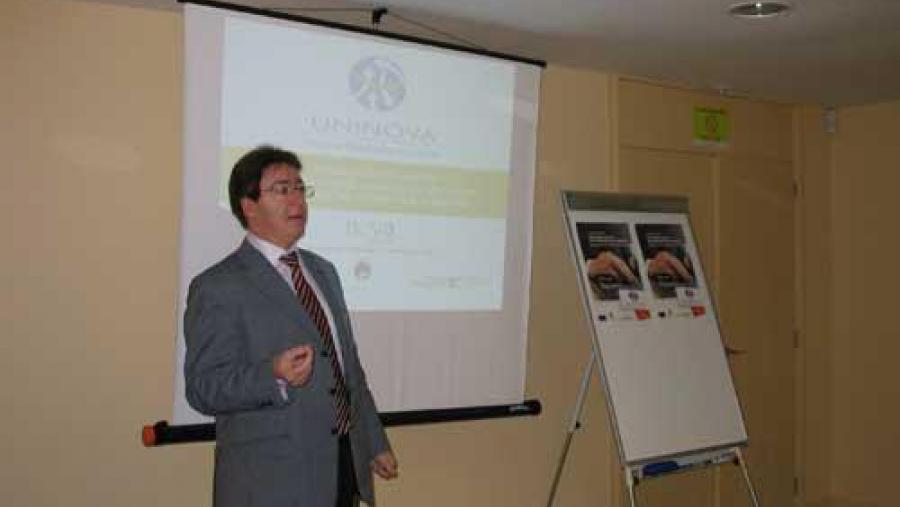 O xerente de Uninova Gustavo Marcos inaugurou este mércores no Polígono Industrial do Tambre unha nova xornada de traballo do proxecto Transtic