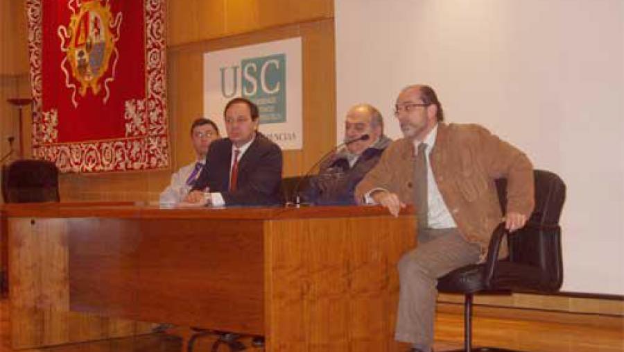 De esquerda a dereita o decano de Ciencias e codirector do máster, Francisco Fraga; o vicerreitor de Coordinación, Carlos Herrero; o outro codirector, José Carlos Quintas Fernández; e o coordinador...