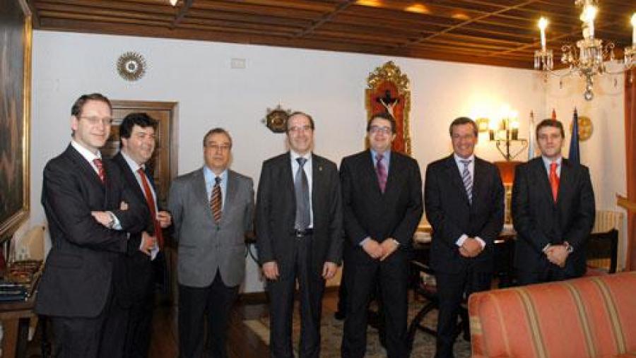 O reitor acompañado dos integrantes da Unidade Docente de Cirurxía Oral da USC e os representantes de Nobel Biocare