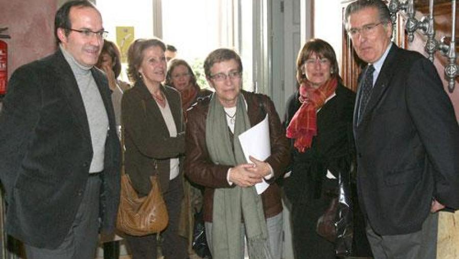 De esquerda a dereita, o reitor Senén Barro; a profesora Monserrat Nogueira; a presidenta do Parlamento galego, Dolores Villarino; a profesora María Xosé Rodríguez Galdo; e o director do CEA, Félix...