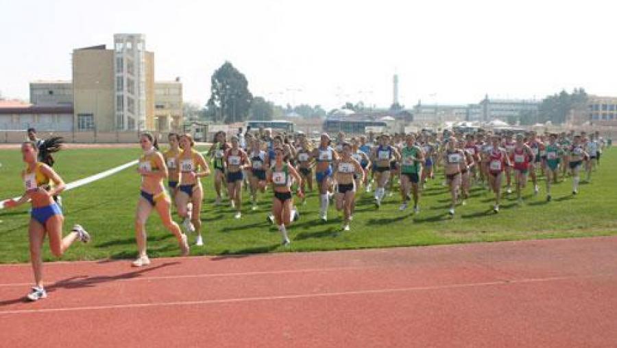 Saída da carreira feminina coas atletas da USC en cabeza