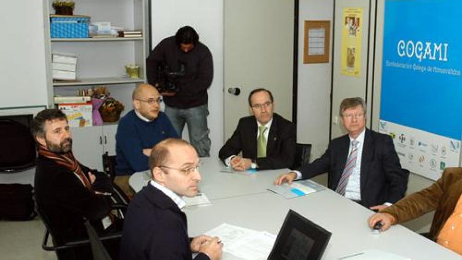 De esquerda a dereita, Álvaro García Bustelo, coordinador xeral de COGAMI; Lourenzo Fernández, vicerreitor de Relacións Institucionais; Anxo Queiruga, presidente de COGAMI; Senén Barro, reitor da...