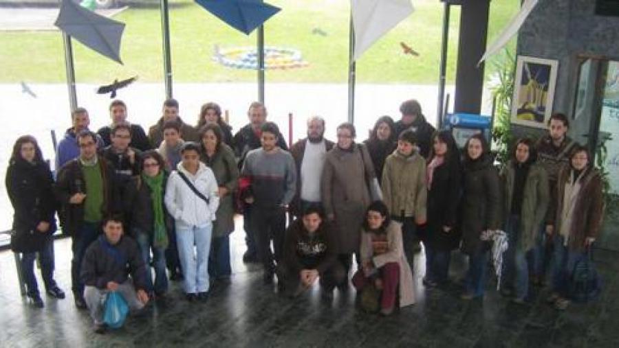 Os bolseiros da USC nas instalacións do parque eólico experimental de Sotavento