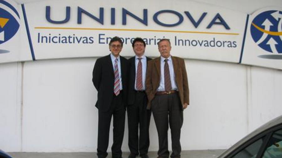 Os expertos da Universidade de Castela A Mancha xunto con Gustavo Marcos (no centro), diante das instalacións de Uninova