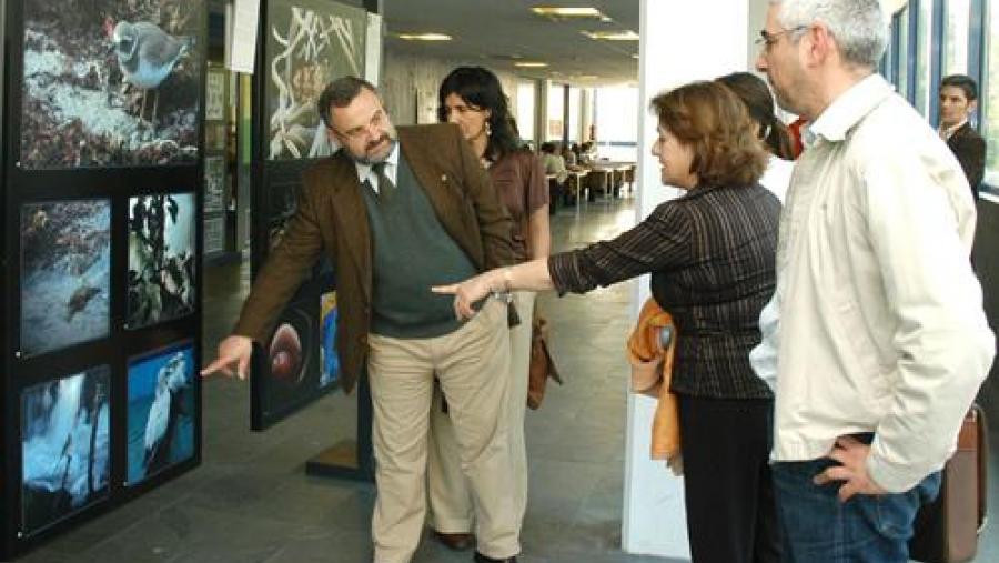 O vicerreitor de Cultura, Elias J. Torres, visitou a exposición de fotografía científica sobre a vida no planeta Entre o visible e o invisible
