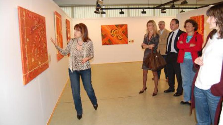 Margarita Cimadevila explicou aos asistentes a realización das súas obras