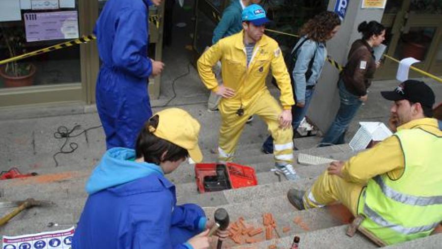 Estudantes da titulación de Mestre en Educación Primaria desenvolven unha serie de propostas coas que poñen en relación a práctica artística e o espazo educativo