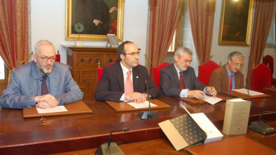 De esquerda a dereita: o profesor Luis Iglesias Feijoo, o reitor Senén Barro Ameneiro, o director literario da Biblioteca Castro, Darío Villanueva Prieto; e o profesor Don Cruickshank
