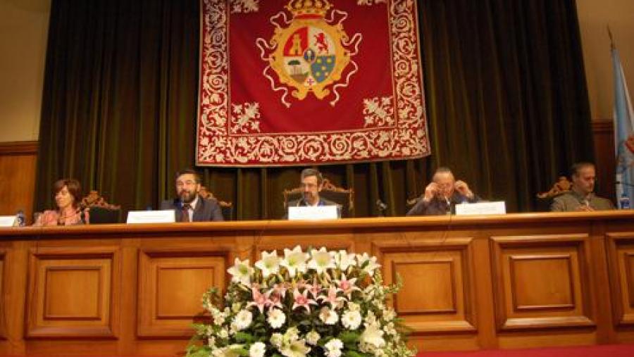 De esquerda a dereita: a subdirectora de IV Ciclo, Mónica Antelo; o director xeral de Acción Social, Xosé Bieito Seara; o vicerreitor Máximo Pló; o director do IV Ciclo, Manuel Botana; e o padriño da...