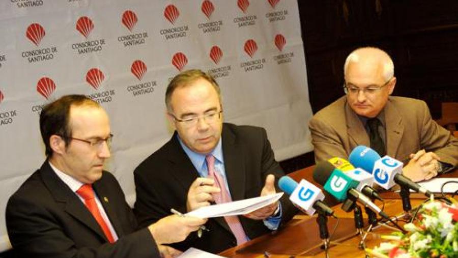 Senén Barro e Xosé Sánchez Bugallo asinaron o convenio en presenza do xerente do Consorcio Xosé Manuel Villanueva