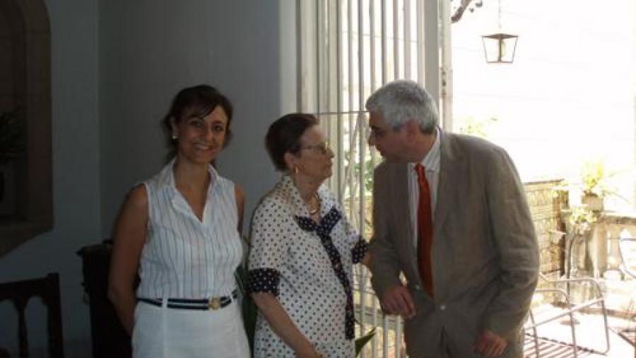 O vicerreitor Elías Torres falando con Lilia Esteban na súa casa de La Habana en presenza da profesora Ana Chouciño