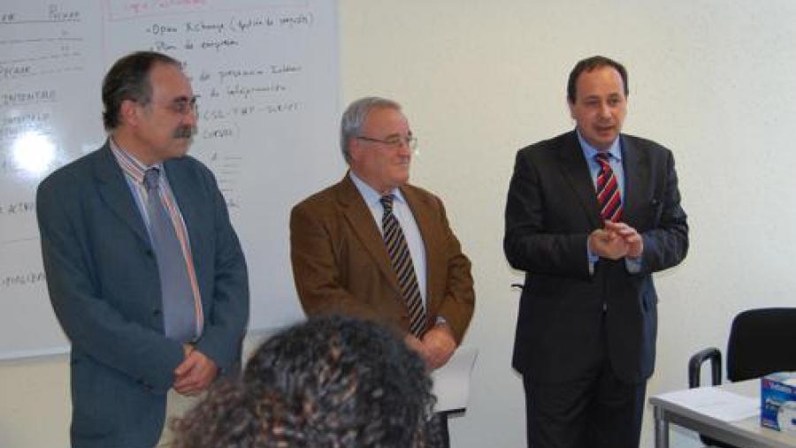 O vicerreitor de Coordinación do Campus de Lugo, Carlos Herrero Latorre, o delegado provincial da Consellaría de Traballo, José Miguel Vázquez Calvo; e o director da APL, Juan Méndez Donega deron a...